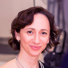 Пациентка, прошедшая лечение в нашей клинике пациент-девушка после единичной имплантации