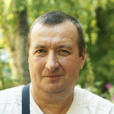 Фото пациента, которому провели имплантацию фото Александра Ивановича, прошедшего имплантацию в нашей клинике