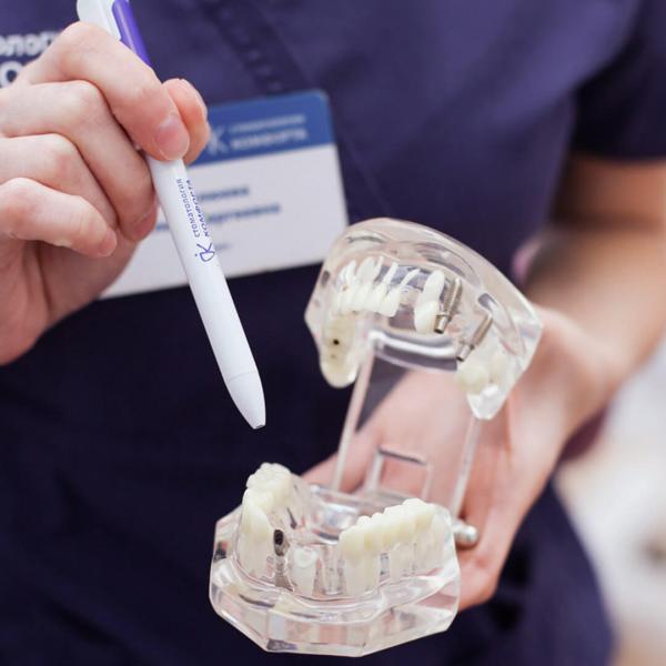 Пациентка и стоматологи нашей клиники фото пациентки на осмотре в Стоматологии Комфорта