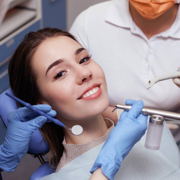 фото пациентки после профессиональной чистки зубов